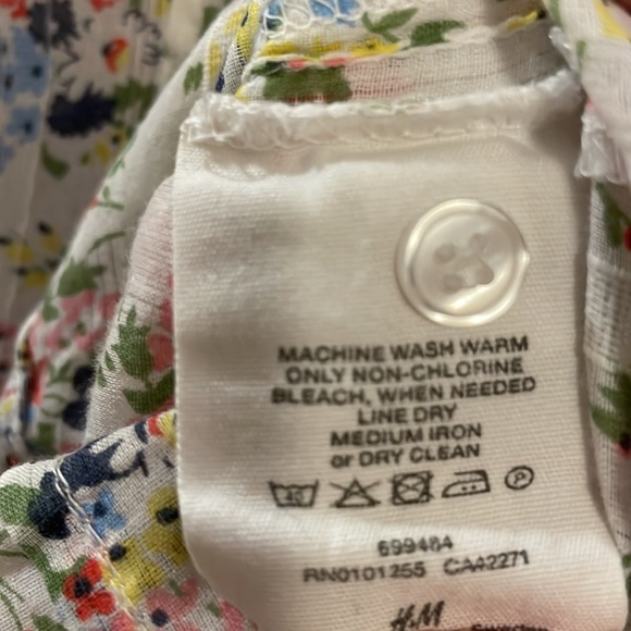 Adorable cotton H&M blouse with ditsy floral print - Picture 4 of 4